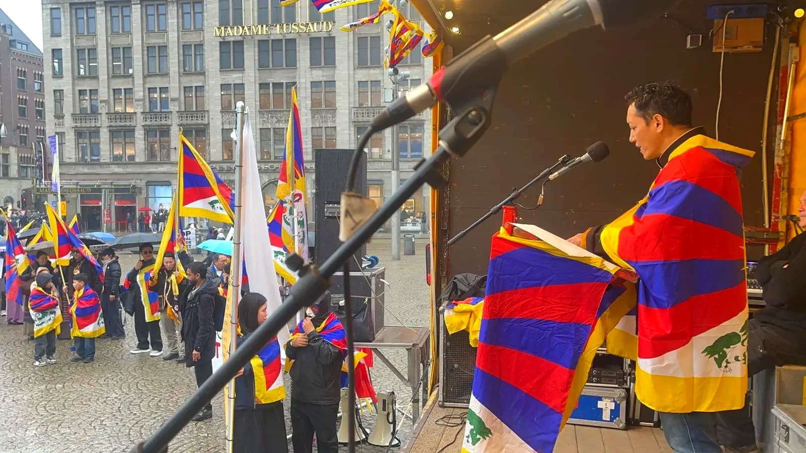 ཨམ་སི་ཏར་ཌམ་གྱི་ Dam ཐང་ལ་བོད་མིའི་ཚོགས་པའི་ངོ་རྒོལ་ཞི་རྒོལ།