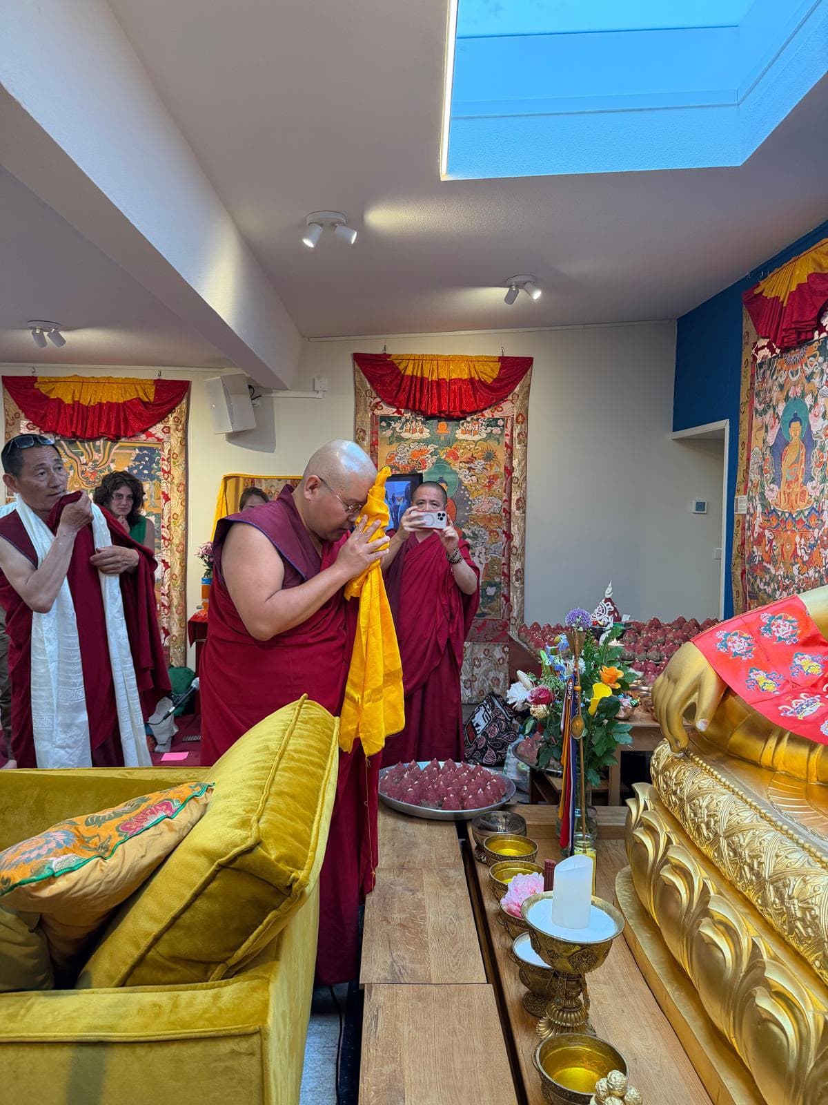 ࿑ ཕྱི་ལོ། ༢༠༢༦ ཟླ་བ། ༥ ཚེས། ༣༡ ས་ག་ཟླ་བའི་ཚེས་༡༥ ཉིན། ངེད་ནེ་རྡར་ལན་ཌི་བོད་རིགས་ཚོགས་པས་ས་ག་ཟླ་བའི་མཆོད་འབུལ་སྨོན་ལམ་དེ་བཞིན་ཟབ་རྒྱས་གོ་སྒྲིག་ཞུ་ཡོད། image 2