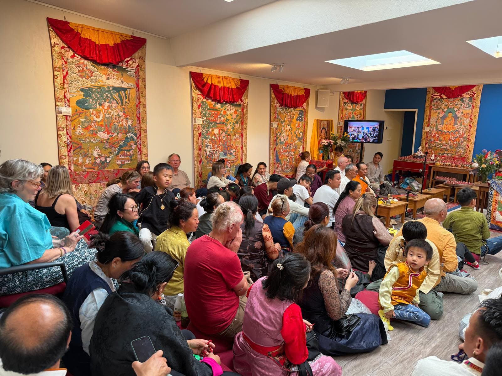 ࿑ ཕྱི་ལོ། ༢༠༢༦ ཟླ་བ། ༥ ཚེས། ༣༡ ས་ག་ཟླ་བའི་ཚེས་༡༥ ཉིན། ངེད་ནེ་རྡར་ལན་ཌི་བོད་རིགས་ཚོགས་པས་ས་ག་ཟླ་བའི་མཆོད་འབུལ་སྨོན་ལམ་དེ་བཞིན་ཟབ་རྒྱས་གོ་སྒྲིག་ཞུ་ཡོད། image 4