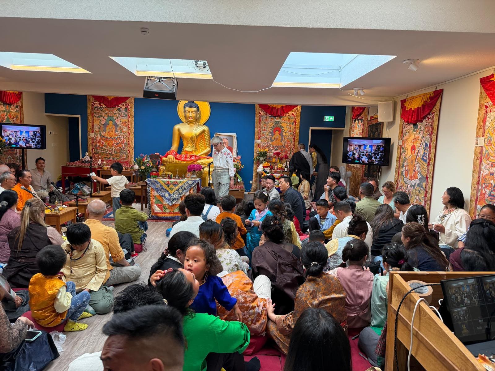 ࿑ ཕྱི་ལོ། ༢༠༢༦ ཟླ་བ། ༥ ཚེས། ༣༡ ས་ག་ཟླ་བའི་ཚེས་༡༥ ཉིན། ངེད་ནེ་རྡར་ལན་ཌི་བོད་རིགས་ཚོགས་པས་ས་ག་ཟླ་བའི་མཆོད་འབུལ་སྨོན་ལམ་དེ་བཞིན་ཟབ་རྒྱས་གོ་སྒྲིག་ཞུ་ཡོད། image 5